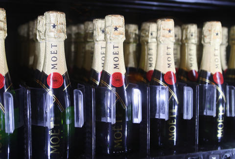 , Champagne Vending Machine Serves Mo&euml;t &amp; Chandon at Las Vegas Hotel, #Bizwhiznetwork.com Innovation &Lambda;Ｉ
