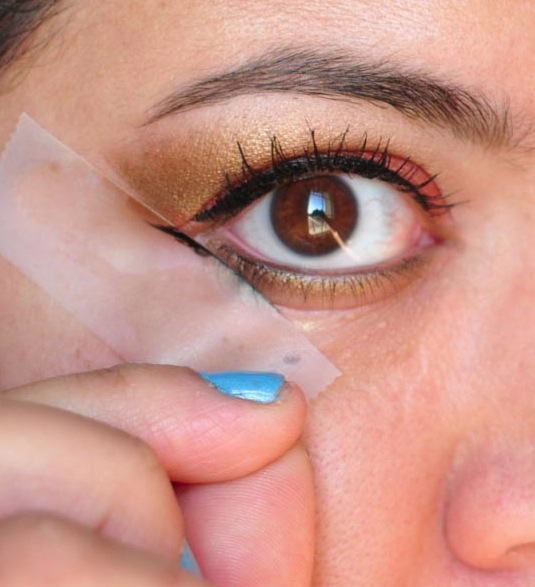 Tip for applying eyeliner -- Makeup tips and tricks for beginners, teens and even experts! These beauty hacks and step-by-step tutorials are perfect for women of any age, older or younger. Easy ideas and life hacks every girl should know.:) Listotic.com 
