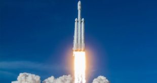 spacex-successfully-launches-falcon-heavy-lands-all-three-boosters